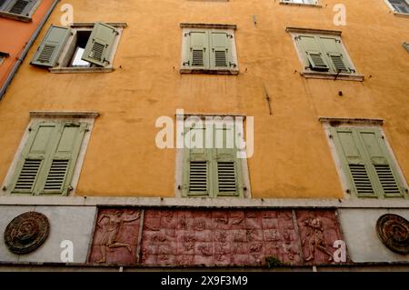 Rival del garda/Itlay/31 May 2024/ . Vista della rivra italiana del garda e della vita sul lago di garda e sulla città italiana di Riva del garda Itlay Foto Stock