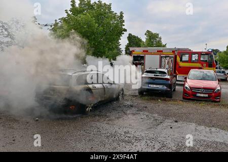 ***INFO-UPDATE PRESSEMITTEILUNG*** C-Klassen Kombi brennt in voller Ausdehnung - Feuer greift auf Skoda über - Massiver Schaumeinsatz der Feuerwehr 08.05.2024: Pressemitteilung des Polizeipräsidiums Ludwigsburg: Polizeipräsidium Ludwigsburg POL-LB: Hemmingen: Zwei beschädigte Fahrzeuge durch Fahrzeugbrand nach technischem Defekt Ludwigsburg ots am Mittwoch gegen 16:00 Uhr stellte der 25-jährige Fahrer eines Mercedes-Benz Sein Fahrzeug auf dem Parkplatz eines Unternehmens in der Patronatstraße ab. Unmittelbar darauf stellte er eine Rauchentwicklung aus dem Motorraum Fest. Nachdem der Mann Die M Foto Stock