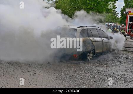 ***INFO-UPDATE PRESSEMITTEILUNG*** C-Klassen Kombi brennt in voller Ausdehnung - Feuer greift auf Skoda über - Massiver Schaumeinsatz der Feuerwehr 08.05.2024: Pressemitteilung des Polizeipräsidiums Ludwigsburg: Polizeipräsidium Ludwigsburg POL-LB: Hemmingen: Zwei beschädigte Fahrzeuge durch Fahrzeugbrand nach technischem Defekt Ludwigsburg ots am Mittwoch gegen 16:00 Uhr stellte der 25-jährige Fahrer eines Mercedes-Benz Sein Fahrzeug auf dem Parkplatz eines Unternehmens in der Patronatstraße ab. Unmittelbar darauf stellte er eine Rauchentwicklung aus dem Motorraum Fest. Nachdem der Mann Die M Foto Stock