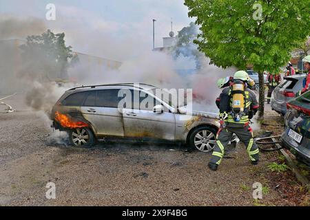 ***INFO-UPDATE PRESSEMITTEILUNG*** C-Klassen Kombi brennt in voller Ausdehnung - Feuer greift auf Skoda über - Massiver Schaumeinsatz der Feuerwehr 08.05.2024: Pressemitteilung des Polizeipräsidiums Ludwigsburg: Polizeipräsidium Ludwigsburg POL-LB: Hemmingen: Zwei beschädigte Fahrzeuge durch Fahrzeugbrand nach technischem Defekt Ludwigsburg ots am Mittwoch gegen 16:00 Uhr stellte der 25-jährige Fahrer eines Mercedes-Benz Sein Fahrzeug auf dem Parkplatz eines Unternehmens in der Patronatstraße ab. Unmittelbar darauf stellte er eine Rauchentwicklung aus dem Motorraum Fest. Nachdem der Mann Die M Foto Stock