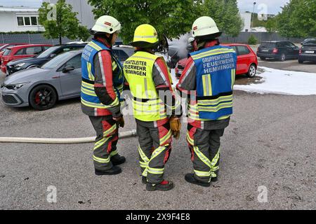 ***INFO-UPDATE PRESSEMITTEILUNG*** C-Klassen Kombi brennt in voller Ausdehnung - Feuer greift auf Skoda über - Massiver Schaumeinsatz der Feuerwehr 08.05.2024: Pressemitteilung des Polizeipräsidiums Ludwigsburg: Polizeipräsidium Ludwigsburg POL-LB: Hemmingen: Zwei beschädigte Fahrzeuge durch Fahrzeugbrand nach technischem Defekt Ludwigsburg ots am Mittwoch gegen 16:00 Uhr stellte der 25-jährige Fahrer eines Mercedes-Benz Sein Fahrzeug auf dem Parkplatz eines Unternehmens in der Patronatstraße ab. Unmittelbar darauf stellte er eine Rauchentwicklung aus dem Motorraum Fest. Nachdem der Mann Die M Foto Stock