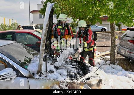 ***INFO-UPDATE PRESSEMITTEILUNG*** C-Klassen Kombi brennt in voller Ausdehnung - Feuer greift auf Skoda über - Massiver Schaumeinsatz der Feuerwehr 08.05.2024: Pressemitteilung des Polizeipräsidiums Ludwigsburg: Polizeipräsidium Ludwigsburg POL-LB: Hemmingen: Zwei beschädigte Fahrzeuge durch Fahrzeugbrand nach technischem Defekt Ludwigsburg ots am Mittwoch gegen 16:00 Uhr stellte der 25-jährige Fahrer eines Mercedes-Benz Sein Fahrzeug auf dem Parkplatz eines Unternehmens in der Patronatstraße ab. Unmittelbar darauf stellte er eine Rauchentwicklung aus dem Motorraum Fest. Nachdem der Mann Die M Foto Stock