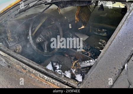 ***INFO-UPDATE PRESSEMITTEILUNG*** C-Klassen Kombi brennt in voller Ausdehnung - Feuer greift auf Skoda über - Massiver Schaumeinsatz der Feuerwehr 08.05.2024: Pressemitteilung des Polizeipräsidiums Ludwigsburg: Polizeipräsidium Ludwigsburg POL-LB: Hemmingen: Zwei beschädigte Fahrzeuge durch Fahrzeugbrand nach technischem Defekt Ludwigsburg ots am Mittwoch gegen 16:00 Uhr stellte der 25-jährige Fahrer eines Mercedes-Benz Sein Fahrzeug auf dem Parkplatz eines Unternehmens in der Patronatstraße ab. Unmittelbar darauf stellte er eine Rauchentwicklung aus dem Motorraum Fest. Nachdem der Mann Die M Foto Stock