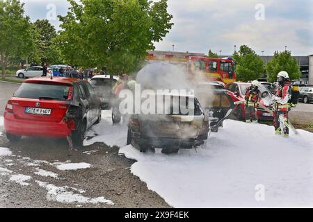 ***INFO-UPDATE PRESSEMITTEILUNG*** C-Klassen Kombi brennt in voller Ausdehnung - Feuer greift auf Skoda über - Massiver Schaumeinsatz der Feuerwehr 08.05.2024: Pressemitteilung des Polizeipräsidiums Ludwigsburg: Polizeipräsidium Ludwigsburg POL-LB: Hemmingen: Zwei beschädigte Fahrzeuge durch Fahrzeugbrand nach technischem Defekt Ludwigsburg ots am Mittwoch gegen 16:00 Uhr stellte der 25-jährige Fahrer eines Mercedes-Benz Sein Fahrzeug auf dem Parkplatz eines Unternehmens in der Patronatstraße ab. Unmittelbar darauf stellte er eine Rauchentwicklung aus dem Motorraum Fest. Nachdem der Mann Die M Foto Stock