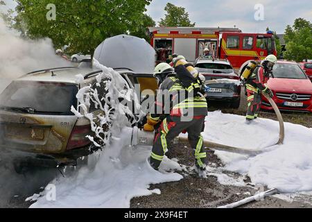 ***INFO-UPDATE PRESSEMITTEILUNG*** C-Klassen Kombi brennt in voller Ausdehnung - Feuer greift auf Skoda über - Massiver Schaumeinsatz der Feuerwehr 08.05.2024: Pressemitteilung des Polizeipräsidiums Ludwigsburg: Polizeipräsidium Ludwigsburg POL-LB: Hemmingen: Zwei beschädigte Fahrzeuge durch Fahrzeugbrand nach technischem Defekt Ludwigsburg ots am Mittwoch gegen 16:00 Uhr stellte der 25-jährige Fahrer eines Mercedes-Benz Sein Fahrzeug auf dem Parkplatz eines Unternehmens in der Patronatstraße ab. Unmittelbar darauf stellte er eine Rauchentwicklung aus dem Motorraum Fest. Nachdem der Mann Die M Foto Stock