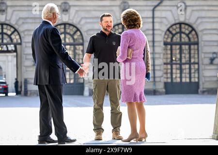 Stoccolma, Svezia. 31 maggio 2024. STOCCOLMA, SVEZIA 20240531 il re svedese Carl Gustaf e la regina Silvia incontrano il presidente ucraino Volodymyr Zelenskyj fuori dal Palazzo di Stoccolma, a Stoccolma, Svezia, il 31 maggio 2024. Foto: Fredrik Sandberg/TT/codice 10080 credito: TT News Agency/Alamy Live News Foto Stock