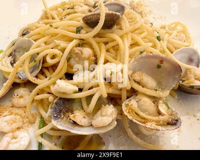 Primo piano di un piatto di spaghetti di vongole e gamberi con pangrattato Foto Stock