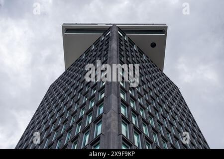 Ammirando la moderna torre A'DAM Lookout mentre domina lo skyline di Amsterdam nei Paesi Bassi, vista il 27 maggio 2024. Foto Stock