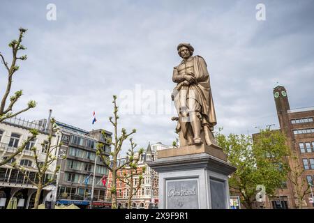 Monumento a Rembrandt, nel cuore di Piazza Rembrandt ad Amsterdam, Paesi Bassi. Questo fu creato nel 1852 dallo scultore Louis Royer. Foto Stock