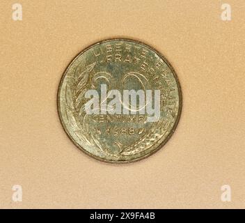 Foto ravvicinata del retro di una moneta usata e sporca da 1988 centime color oro francese di 20 centesimi Foto Stock