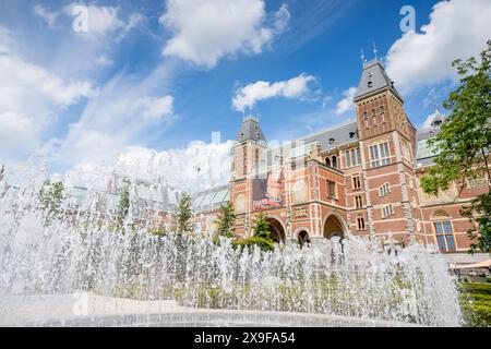 Fontana d'acqua spruzzata in alto nei giardini del Rijksmuseum di Amsterdam, Paesi Bassi, nella foto il 28 maggio 2024. Foto Stock