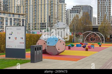 Belgrado, Serbia - 11 marzo 2024: Parco giochi colorato Savanova per bambini al lungomare di Sava, giorno d'autunno. Foto Stock