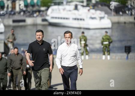 Stoccolma, Svezia. 31 maggio 2024. STOCCOLMA, SVEZIA 20240531il presidente ucraino Volodymyr Zelenskyj (L) e il primo ministro svedese Ulf Kristersson camminano fino al Palazzo di Stoccolma per incontrare il re, a Stoccolma, in Svezia, il 31 maggio 2024. Foto: Fredrik Sandberg/TT/codice 10080 credito: TT News Agency/Alamy Live News Foto Stock