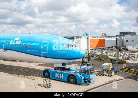 Un aereo KLM, nella foto, stava per essere spinto indietro dal suo cancello presso l'aeroporto Schiphol di Amsterdam, nei Paesi Bassi, il 29 maggio 2024. Foto Stock