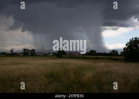 Tornado su campi coltivati, paesaggio pianeggiante Foto Stock