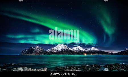 Aurora boreale sul paesaggio costiero montano, Lofoten, Lofoten e Isole Vesteral, Nordland, Norvegia Foto Stock