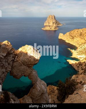 Vista dell'isolotto di es Vedra da Eye of es Vedra, Ibiza, Sant Josep de sa Talaia, Isole Baleari, Spagna Foto Stock