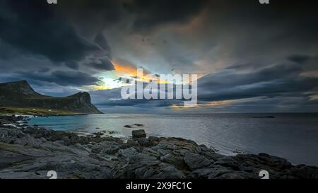 Costa rocciosa nell'Artico di notte, isole Lofoten, Lofoten e Vesteral, Nordland, Norvegia Foto Stock