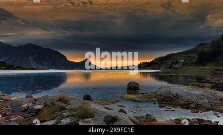 Profilo del paesaggio costiero montano, Lofoten, Lofoten e Isole Vesteral, Nordland, Norvegia Foto Stock