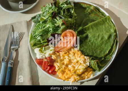 Pancake di spinaci, omelette, salmone, verdure, verdure per colazione Foto Stock