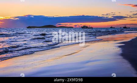 Oceano Indiano e spiaggia al tramonto, Lancelin, Perth, Australia Occidentale, Australia Foto Stock