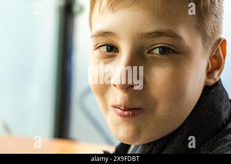 Ritratto ravvicinato di un ragazzo sorridente Foto Stock