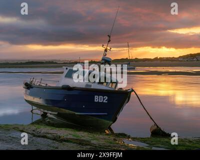 Ultimo giorno di maggio: Alba sui villaggi costieri del Devon settentrionale di Instow e Appledore, mentre il sole attraversa e illumina il cielo dell'alba e lo scoppio Foto Stock