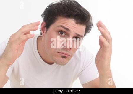 giovane ragazzo che si sta controllando allo specchio Foto Stock