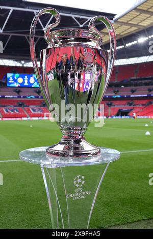 Londra, Regno Unito. 31 maggio 2024. Il trofeo si vede il giorno prima della finale di Champions League 2023/2024 tra il Borussia Dortmund e il Real Madrid CF allo stadio Wembley di Londra (Inghilterra), 31 maggio 2024. Crediti: Insidefoto di andrea staccioli/Alamy Live News Foto Stock