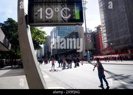 La gente cammina lungo il viale Paulista nel pomeriggio di giovedì, 30 maggio 2024, a San Paolo, Brasile. (Foto di Faga/Sipa USA) credito: SIPA USA/Alamy Live News Foto Stock