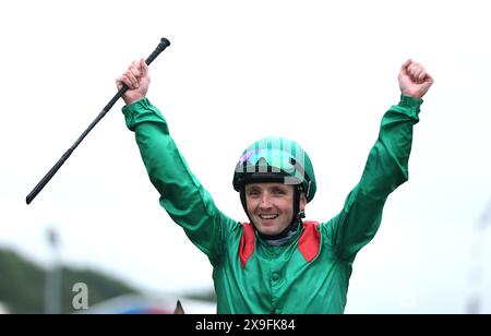 Jockey Chris Hayes festeggia dopo aver vinto i Betfred Oaks a bordo di Ezeliya nella giornata delle signore del Betfred Derby Festival all'ippodromo Epsom Downs. Data foto: Venerdì 31 maggio 2024. Foto Stock