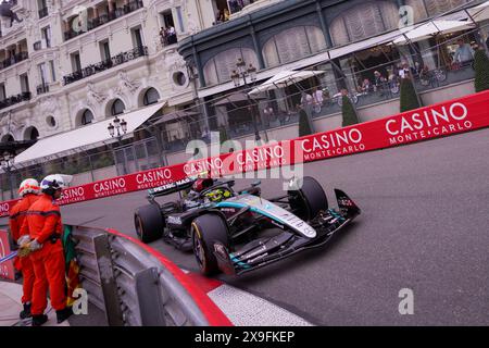 Montecarlo, Monaco. 24 maggio 2024. Lewis Hamilton del Regno Unito alla guida della 44 Mercedes-AMG Petronas F1 Team W15 e Performance Mercedes, durante il GP di Monaco, Formula 1, sul circuito di Monaco. Crediti: Alessio Morgese / Emage / Alamy live news Foto Stock