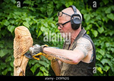 SHEPTON MALLET, SOMERSET, Regno Unito, 31 maggio, 2024, Action shot di persone che si occupano di artigianato del legno al Royal Bath and West Show. Accreditamento John Rose/Alamy Live News Foto Stock