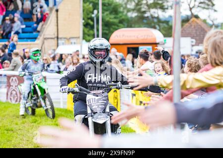 Squibb Freestyle Extreme motocross fmx che esegue acrobazie aeree emozionanti e pericolose al Royal Bath and West Show. Accreditamento John Rose/Alamy Live News Foto Stock