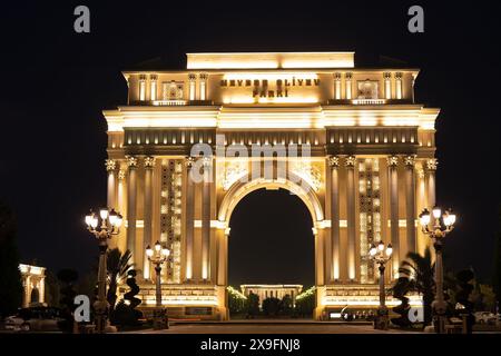 Città. Ganja. Azerbaigian. 10.16.2021 anni. Il parco più grande della Repubblica. Arch nel Parco Heydar Aliyev nel centro della città in serata. Foto Stock