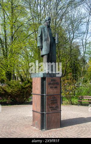 Plock, Polonia - 7 aprile 2024: Scultura di Jan Jozef Ignacy Lukasiewicz. Foto Stock