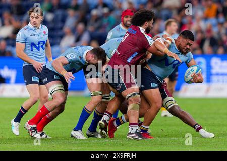 Sydney, Australia. 31 maggio 2024. Brad Amituanai dei Waratahs viene affrontato durante il Super Rugby Pacific 2024 Rd15 match tra i NSW Waratahs e i QLD Reds all'Allianz Stadium il 31 maggio 2024 a Sydney, Australia Credit: IOIO IMAGES/Alamy Live News Foto Stock