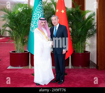 Pechino, Cina. 31 maggio 2024. Il ministro degli Esteri cinese Wang Yi, anche membro dell'Ufficio politico del Comitato centrale del Partito comunista cinese, incontra il ministro degli Esteri saudita, il principe Faysal bin Farhan al Sa'ud, chi è in Cina per la decima conferenza ministeriale del Forum di cooperazione Cina-Stati arabi, a Pechino, capitale della Cina, 31 maggio 2024. Crediti: Zhai Jianlan/Xinhua/Alamy Live News Foto Stock