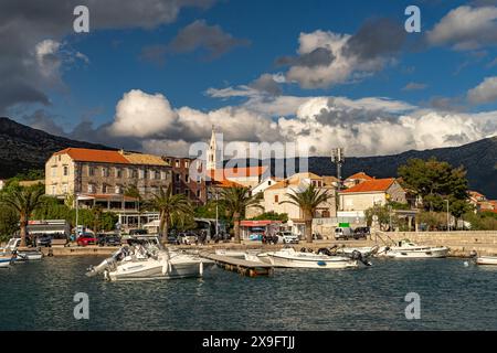 Stadtansicht mit Hafen und Kirche Crkva Marija Pomoćnica a Orebic, Halbinsel Peljesac, Kroatien, Europa | paesaggio urbano con porto e Chiesa di Maria Foto Stock