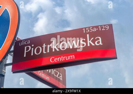 Lodz, Polonia - 14 aprile 2024: Cartello stradale Piotrkowska. Foto Stock