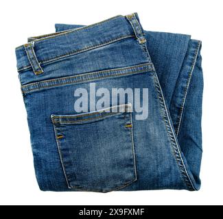 Jeans blu scuro piegati su sfondo bianco. Panno. I jeans isolano Foto Stock