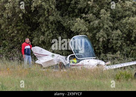 Hvar, Croazia. 31 maggio 2024. I membri della polizia e i vigili del fuoco ispezionano il sito dell'incidente aereo a Stari Grad, Hvar, Croazia, il 31 maggio 2024. L'aereo si schianta sulla strada locale dopo aver perso la pista a causa dei forti venti. Quattro persone sono ferite, una era su un aereo, e tre erano turisti su una strada che guidava una bicicletta. Foto: Nikola Radovani/PIXSELL credito: Pixsell/Alamy Live News Foto Stock