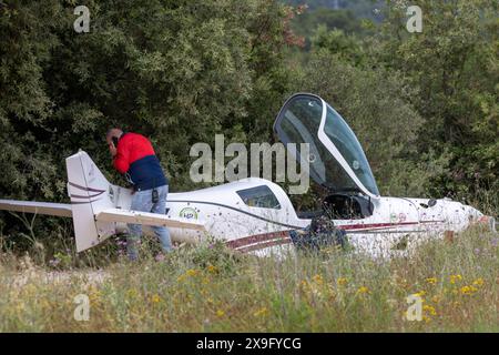 Hvar, Croazia. 31 maggio 2024. I membri della polizia e i vigili del fuoco ispezionano il sito dell'incidente aereo a Stari Grad, Hvar, Croazia, il 31 maggio 2024. L'aereo si schianta sulla strada locale dopo aver perso la pista a causa dei forti venti. Quattro persone sono ferite, una era su un aereo, e tre erano turisti su una strada che guidava una bicicletta. Foto: Nikola Radovani/PIXSELL credito: Pixsell/Alamy Live News Foto Stock