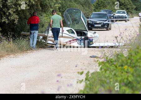 Hvar, Croazia. 31 maggio 2024. I membri della polizia e i vigili del fuoco ispezionano il sito dell'incidente aereo a Stari Grad, Hvar, Croazia, il 31 maggio 2024. L'aereo si schianta sulla strada locale dopo aver perso la pista a causa dei forti venti. Quattro persone sono ferite, una era su un aereo, e tre erano turisti su una strada che guidava una bicicletta. Foto: Nikola Radovani/PIXSELL credito: Pixsell/Alamy Live News Foto Stock