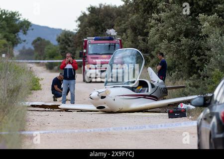 Hvar, Croazia. 31 maggio 2024. I membri della polizia e i vigili del fuoco ispezionano il sito dell'incidente aereo a Stari Grad, Hvar, Croazia, il 31 maggio 2024. L'aereo si schianta sulla strada locale dopo aver perso la pista a causa dei forti venti. Quattro persone sono ferite, una era su un aereo, e tre erano turisti su una strada che guidava una bicicletta. Foto: Nikola Radovani/PIXSELL credito: Pixsell/Alamy Live News Foto Stock