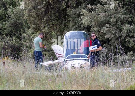 Hvar, Croazia. 31 maggio 2024. I membri della polizia e i vigili del fuoco ispezionano il sito dell'incidente aereo a Stari Grad, Hvar, Croazia, il 31 maggio 2024. L'aereo si schianta sulla strada locale dopo aver perso la pista a causa dei forti venti. Quattro persone sono ferite, una era su un aereo, e tre erano turisti su una strada che guidava una bicicletta. Foto: Nikola Radovani/PIXSELL credito: Pixsell/Alamy Live News Foto Stock