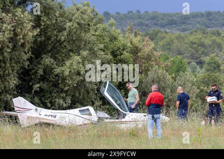 Hvar, Croazia. 31 maggio 2024. I membri della polizia e i vigili del fuoco ispezionano il sito dell'incidente aereo a Stari Grad, Hvar, Croazia, il 31 maggio 2024. L'aereo si schianta sulla strada locale dopo aver perso la pista a causa dei forti venti. Quattro persone sono ferite, una era su un aereo, e tre erano turisti su una strada che guidava una bicicletta. Foto: Nikola Radovani/PIXSELL credito: Pixsell/Alamy Live News Foto Stock