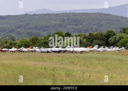 Hvar, Croazia. 31 maggio 2024. I membri della polizia e i vigili del fuoco ispezionano il sito dell'incidente aereo a Stari Grad, Hvar, Croazia, il 31 maggio 2024. L'aereo si schianta sulla strada locale dopo aver perso la pista a causa dei forti venti. Quattro persone sono ferite, una era su un aereo, e tre erano turisti su una strada che guidava una bicicletta. Foto: Nikola Radovani/PIXSELL credito: Pixsell/Alamy Live News Foto Stock