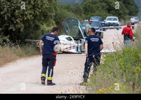 Hvar, Croazia. 31 maggio 2024. I membri della polizia e i vigili del fuoco ispezionano il sito dell'incidente aereo a Stari Grad, Hvar, Croazia, il 31 maggio 2024. L'aereo si schianta sulla strada locale dopo aver perso la pista a causa dei forti venti. Quattro persone sono ferite, una era su un aereo, e tre erano turisti su una strada che guidava una bicicletta. Foto: Nikola Radovani/PIXSELL credito: Pixsell/Alamy Live News Foto Stock