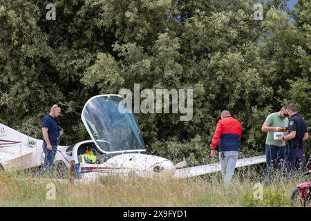 Hvar, Croazia. 31 maggio 2024. I membri della polizia e i vigili del fuoco ispezionano il sito dell'incidente aereo a Stari Grad, Hvar, Croazia, il 31 maggio 2024. L'aereo si schianta sulla strada locale dopo aver perso la pista a causa dei forti venti. Quattro persone sono ferite, una era su un aereo, e tre erano turisti su una strada che guidava una bicicletta. Foto: Nikola Radovani/PIXSELL credito: Pixsell/Alamy Live News Foto Stock